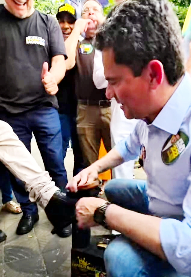 Moro, senador, maringaense e engraxate