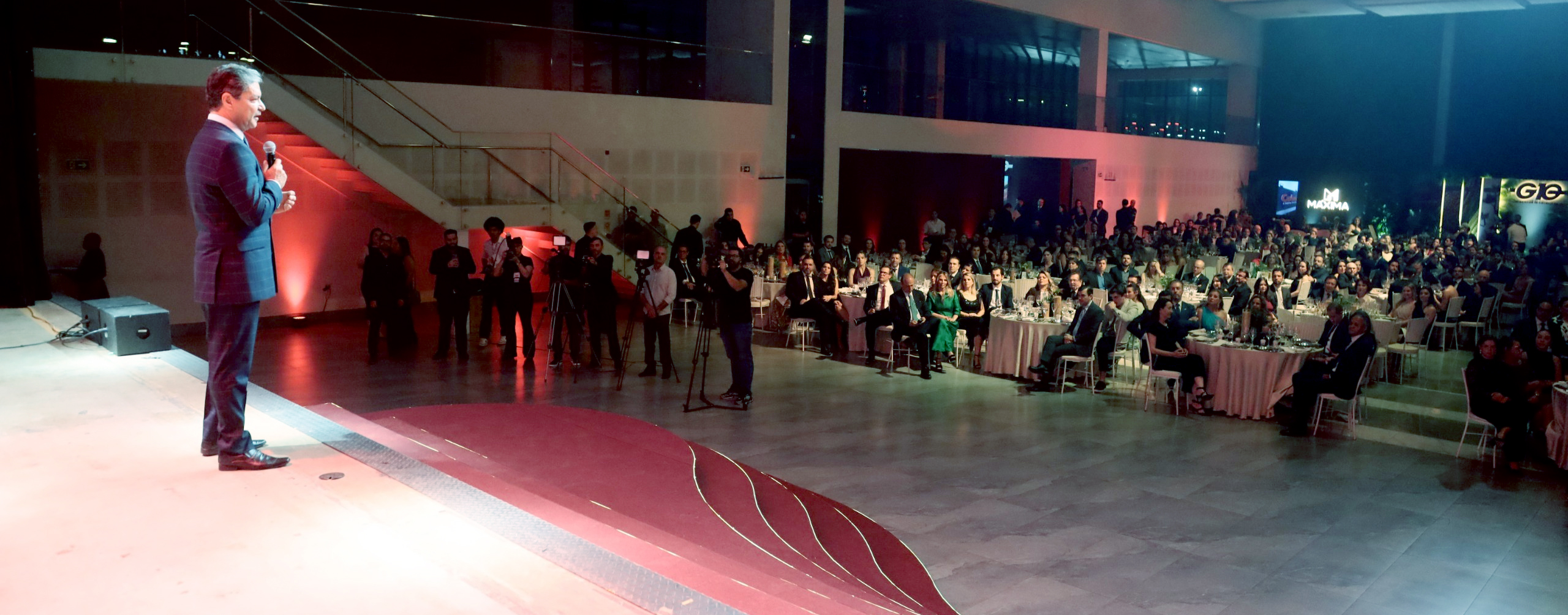 Passeio social pelo salão festivo na homenagem ao Empresário do Ano